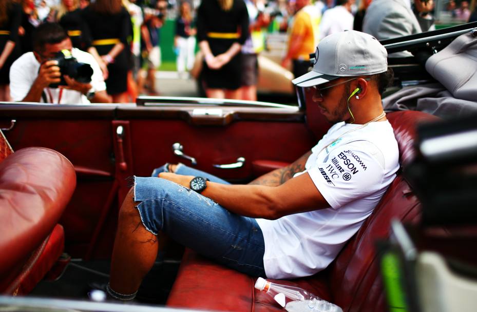 Lewis Hamilton si concentra prima della gara: per lui non sar facile partire dall&#39;ultima fila. Getty